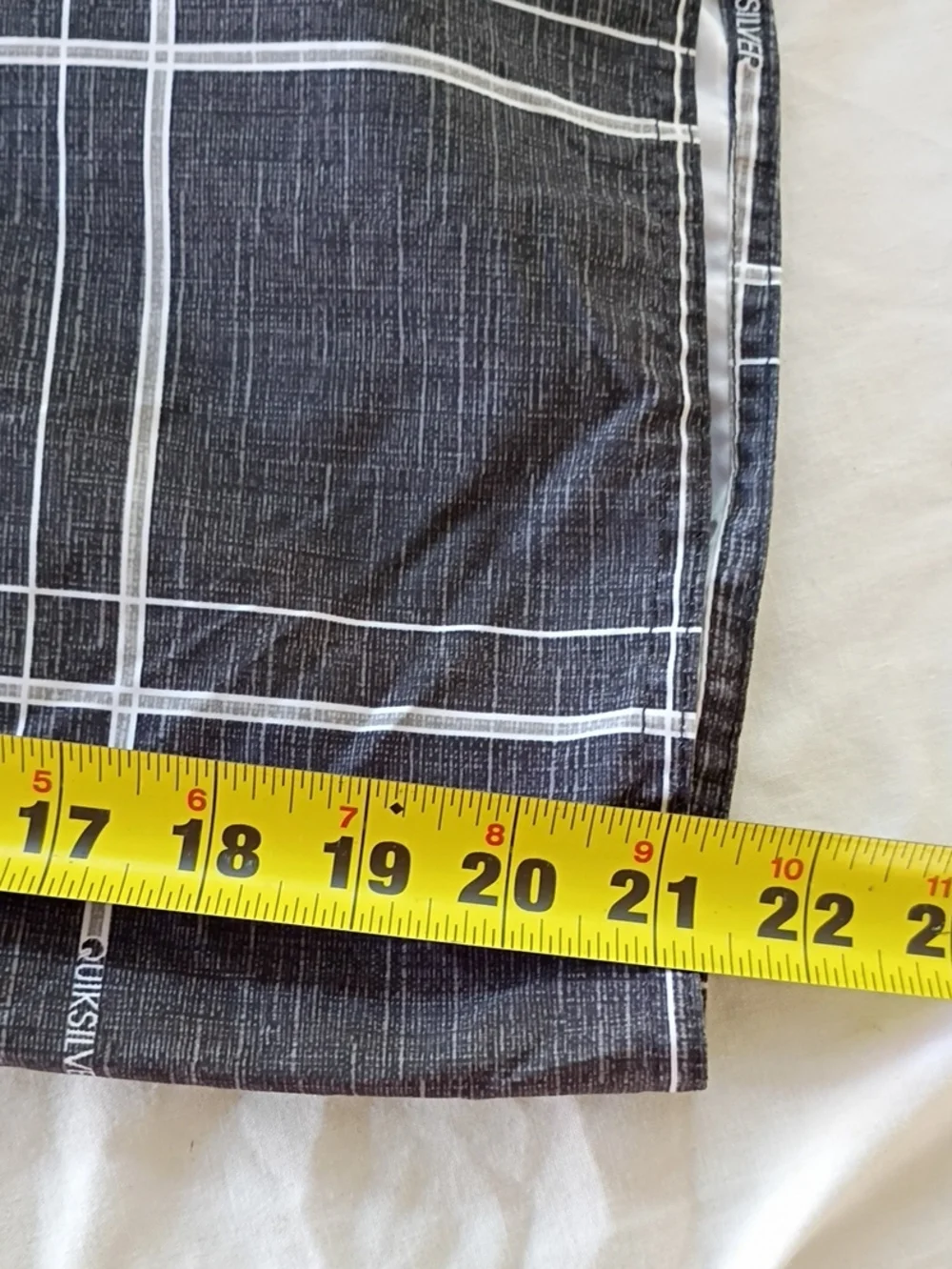 NWOT Quiksilver Men’s Black Plaid Boardshorts Size 34x21 Summer Swim